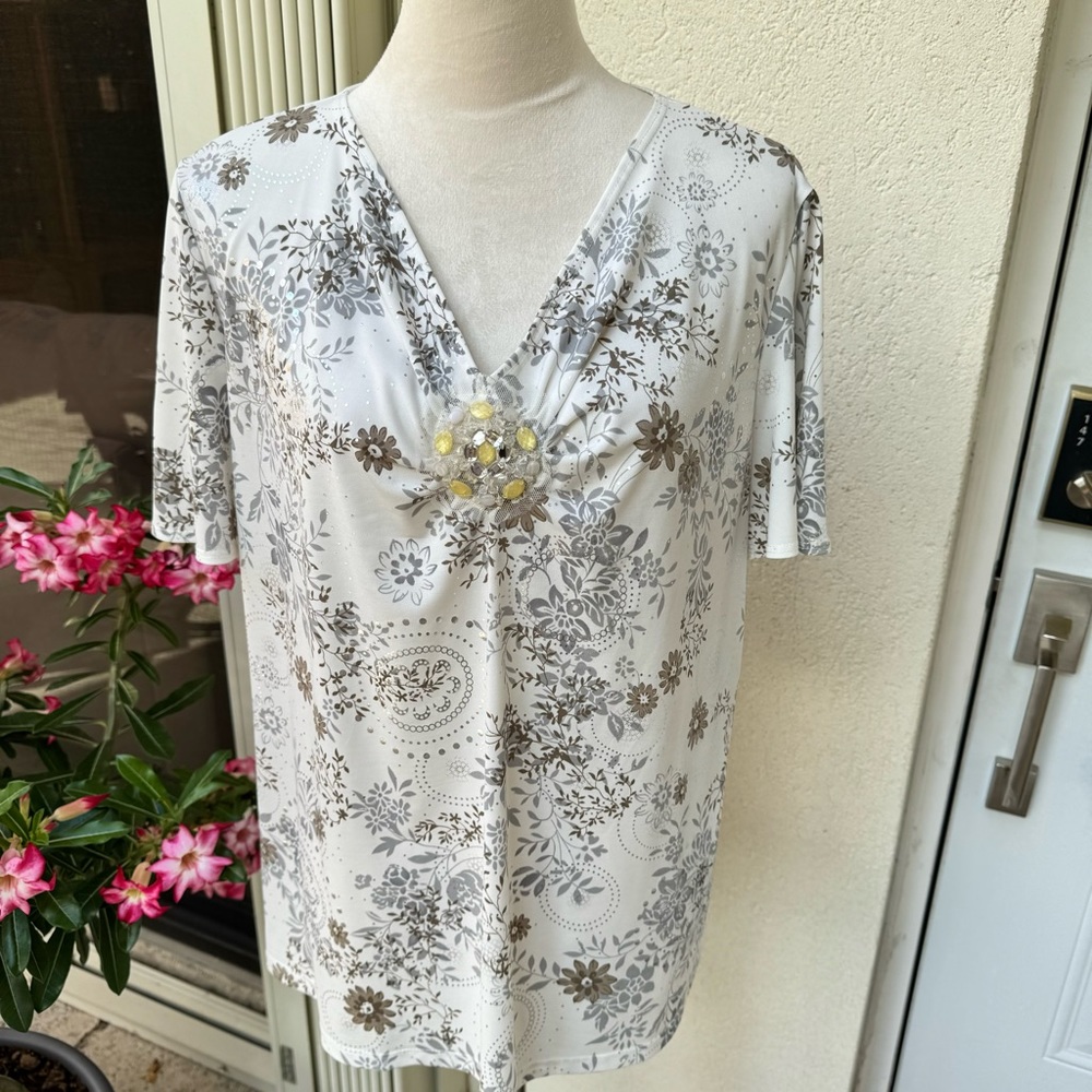 No Brand. Grey/ Cream Floral Top W/Silver Sequins. Embellishment in front. XL.